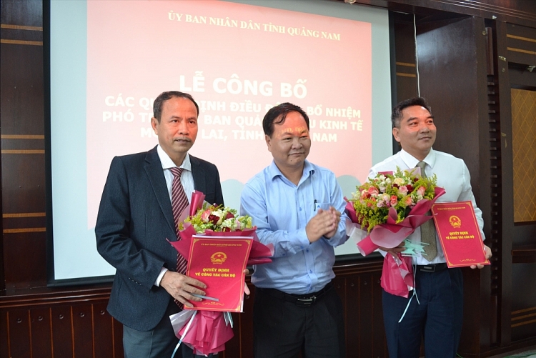 Phó Chủ tịch UBND tỉnh Nguyễn Hồng Quang trao quyết định cho các nhân sự mới (Ảnh: Báo Quảng Nam