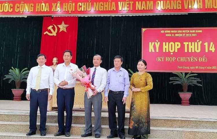 Ông Tơ Ngôl Với (giữa) trúng cử chức danh Phó Chủ tịch UBND huyện Nam Giang (Ảnh: Báo Quảng Nam)