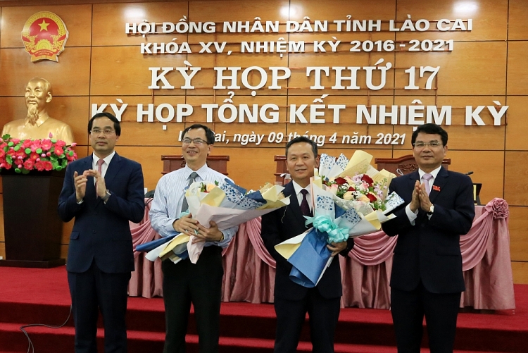Lãnh đạo tỉnh tặng hoa chúc mừng 2 tân Ủy viên UBND tỉnh (Ảnh: Báo Lào Cai)