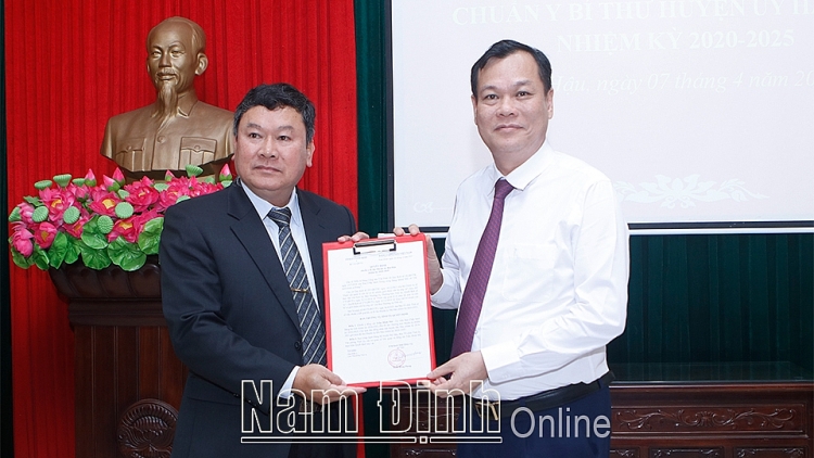 Ông Lê Quốc Chỉnh, Phó Bí thư Thường trực Tỉnh ủy, Chủ tịch HĐND tỉnh trao quyết định cho ông Trần Minh Hải