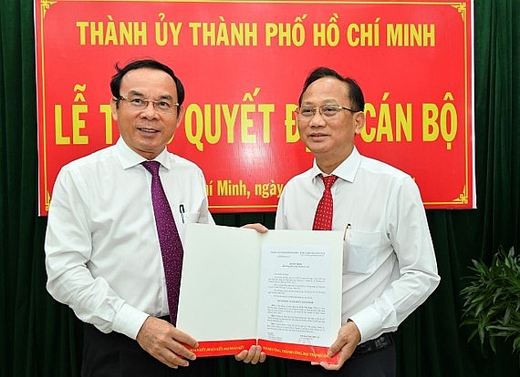 Bí thư Thành ủy TP.HCM Nguyễn Văn Nên trao quyết định cho ông Trần Văn Nam (Ảnh: SGGP)