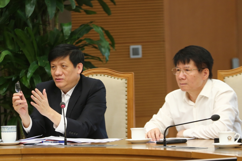 Bộ trưởng Bộ Y tế Nguyễn Thanh Long (trái) phát biểu tại cuộc họp (Ảnh: VGP)