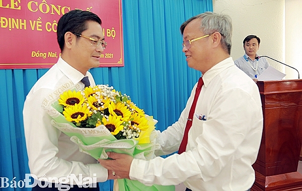 Phó Bí thư Tỉnh ủy, Chủ tịch UBND tỉnh Cao Tiến Dũng trao quyết định cho ông Trần Trọng Toàn