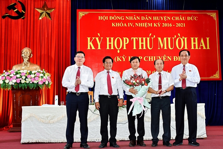 Ông Phạm Văn Quyền (giữa) được bầu giữ chức danh Phó Chủ tịch UBND huyện Châu Đức (Ảnh: Báo Long An)