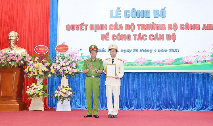 Thứ trưởng Bộ Công an Lê Quý Vương trao quyết định cho Đại tá Bùi Duy Hưng (Ảnh: Báo Bắc Ninh)