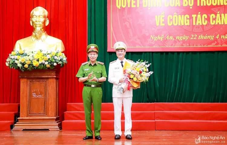 Thứ trưởng Bộ Công an Lê Quý Vương trao quyết định cho Đại tá Phạm Thế Tùng