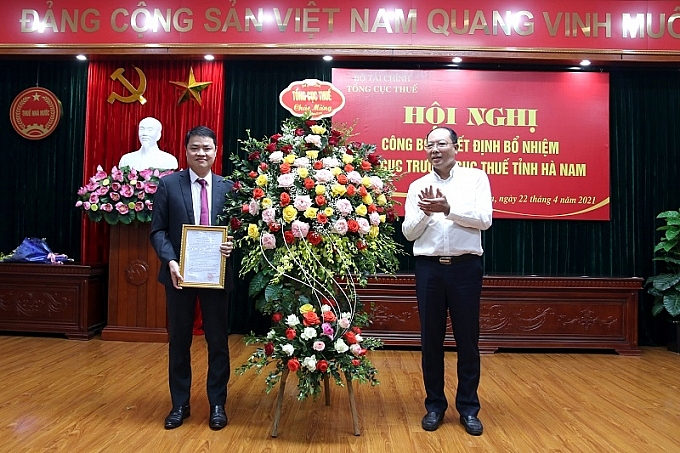 Phó Tổng cục trưởng Tổng cục Thuế Vũ Xuân Bách trao quyết định cho ông Nguyễn Quang Hệ (Ảnh: Tài chính doanh nghiệp)