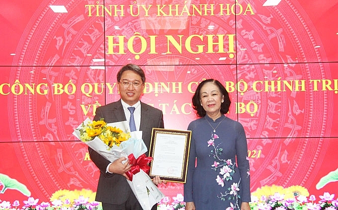 Thay mặt Bộ Chính trị, bà Trương Thị Mai trao quyết định cho ông Nguyễn Hải Ninh (Ảnh: Báo Khánh Hòa)
