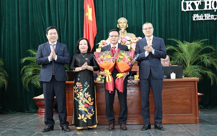 Thường trực Tỉnh ủy và HĐND tỉnh Phú Yên tặng hoa chúc mừng ông Đào Mỹ