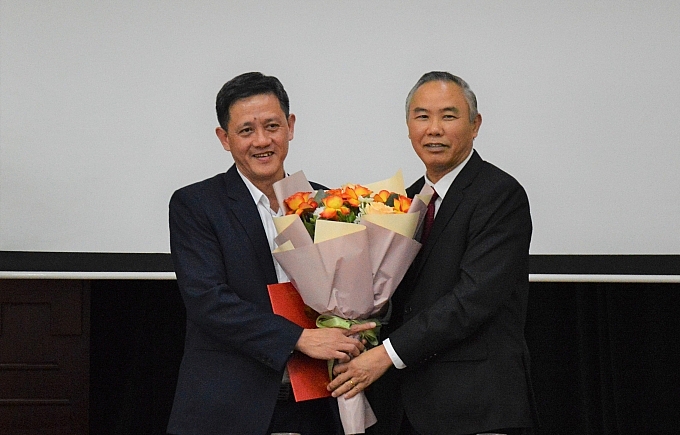 Thứ trưởng Bộ NN-PTNT Phùng Đức Tiến (bên phải) trao quyết định bổ nhiệm cho ông Dương Tất Thắng. (Ảnh: Nam Khánh/Nông nghiệp Việt Nam)