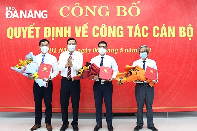 Chủ tịch UBND thành phố Lê Trung Chinh (thứ 2, từ trái sang) trao quyết định cho các nhân sự mới