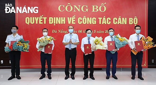 Phó Chủ tịch UBND thành phố Lê Quang Nam (thứ 3, từ trái sang) trao quyết định
