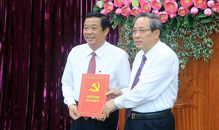 Ông Hoàng Đăng Quang - Phó Trưởng Ban Tổ chức Trung ương trao quyết định cho ông Bùi Văn Nghiêm (Ảnh: Báo Vĩnh Long)
