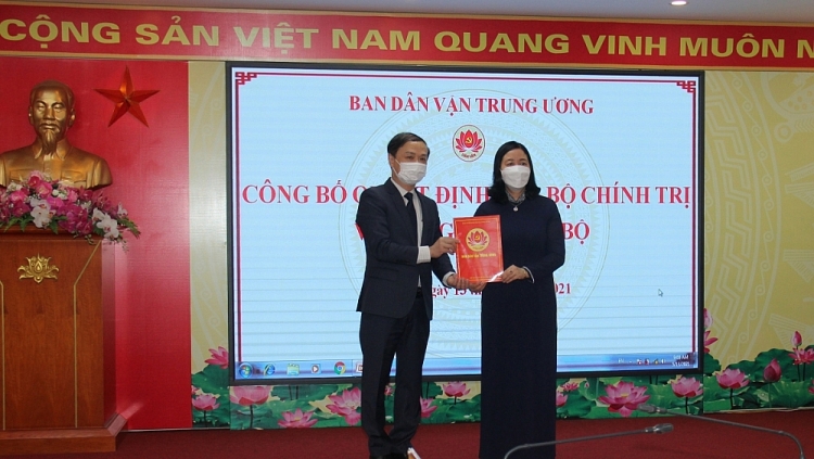 Bà Bùi Thị Minh Hoài, Bí thư Trung ương Đảng, Trưởng Ban Dân vận Trung ương, trao quyết định cho ông Phạm Tất Thắng (Ảnh: VGP)