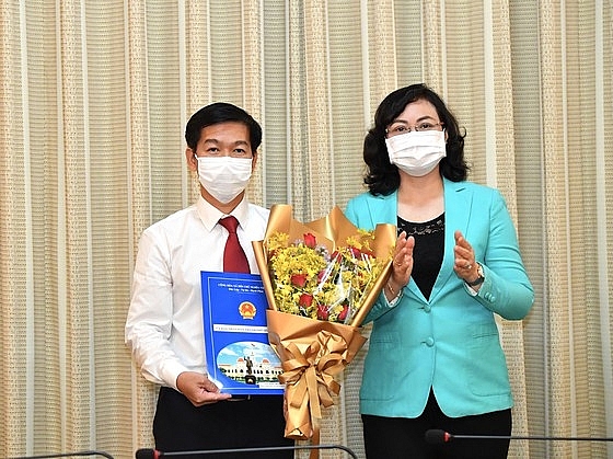 Phó Chủ tịch UBND TP.HCM Phan Thị Thắng trao quyết định cho ông Đào Minh Chánh (Ảnh: VIỆT DŨNG/SGGP)