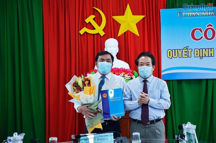 Phó Chủ tịch UBND tỉnh Võ Phiên trao quyết định, chúc mừng ông Nguyễn Hữu Dũng (Ảnh: Báo Quảng Ngãi)