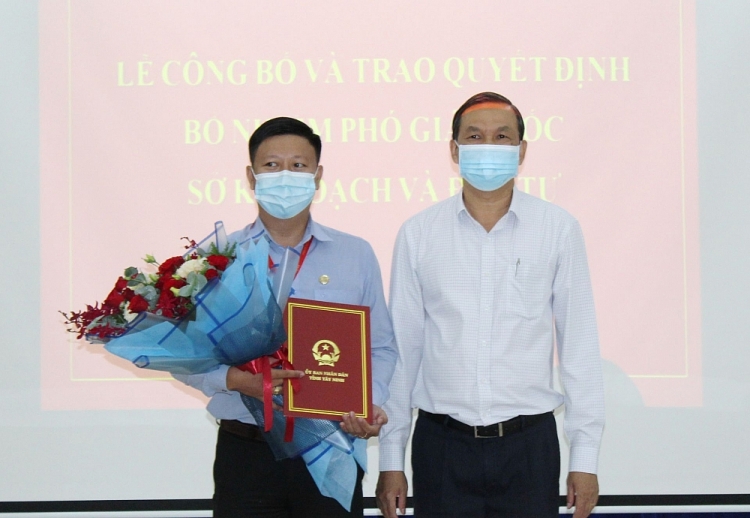 Phó Chủ tịch UBND tỉnh Dương Văn Thắng trao quyết định cho ông Nguyễn Kiên Cường (Ảnh: Báo Tây Ninh)
