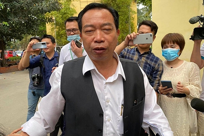 Ông Vương Văn Tịnh trong vòng vây của phóng viên ngày 1/4 (Ảnh: Tiền phong)
