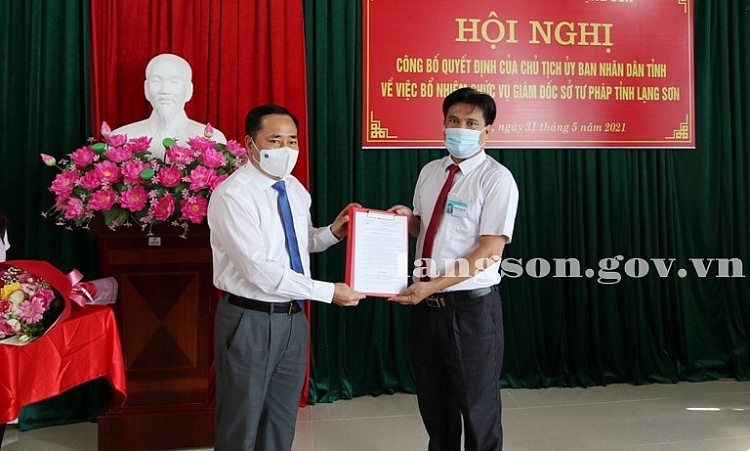 Ông Nguyễn Thanh Sơn (phải) nhận quyết định bổ nhiệm