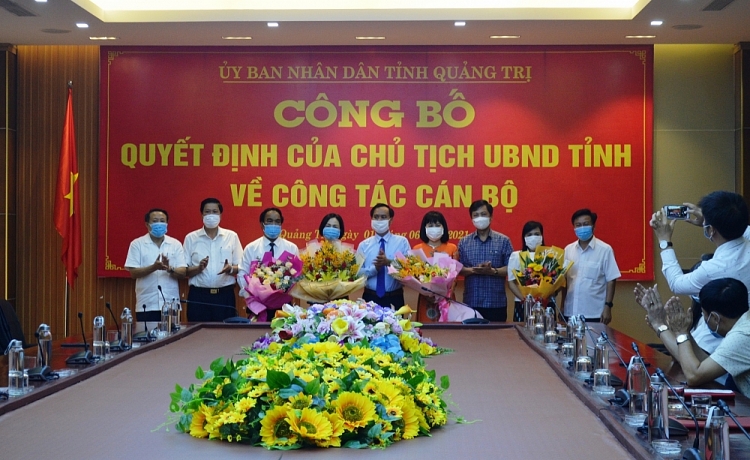 Chủ tịch UBND tỉnh Võ Văn Hưng trao quyết định, chúc mừng các cán bộ (Ảnh: Báo Quảng Trị)
