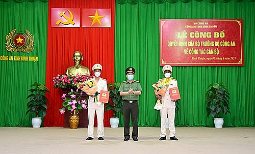 Đại tá Phạm Duy Hoàng (phải) và Đại tá Lê Thanh Hùng (trái) nhận quyết định (Ảnh: Báo Bình Thuận)