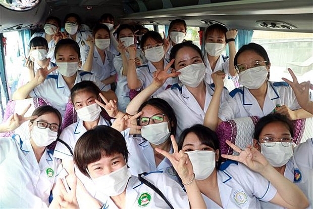 Sinh viên Trường Đại học Điều dưỡng Nam Định đến tỉnh Bắc Giang để hỗ trợ công tác phòng, chống dịch COVID-19. (Ảnh: Nguyễn Lành/TTXVN)