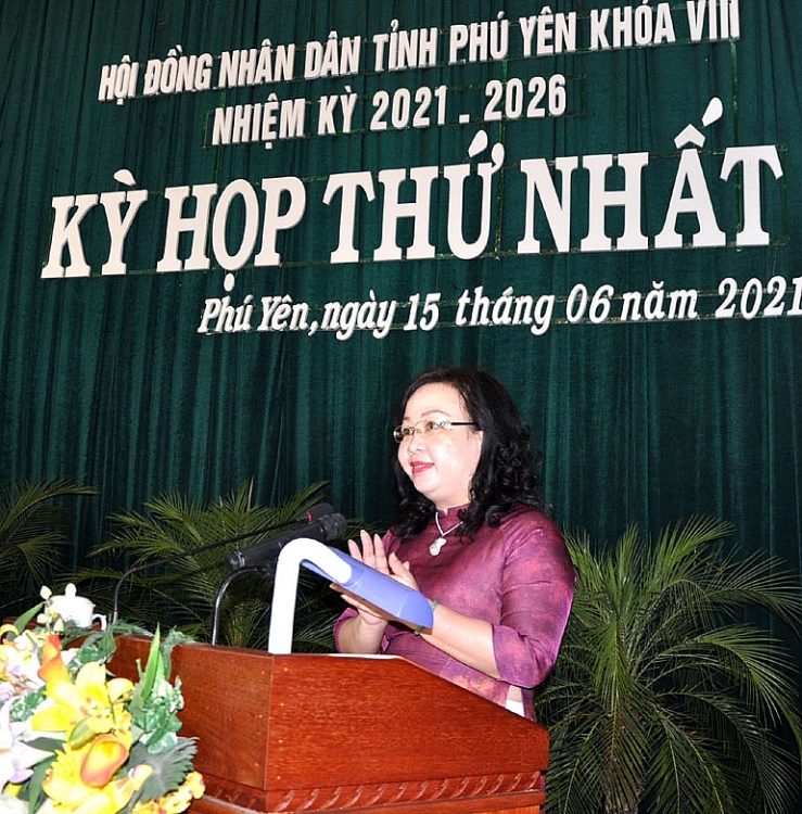 Bà Cao Thị Hòa An phát biểu tại kỳ họp (Ảnh: Lạc Hồng/Báo Phú Yên)
