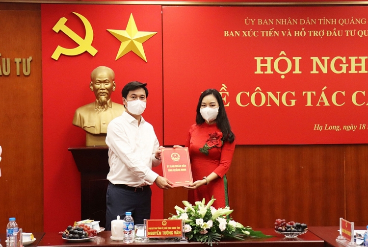 Bà Vũ Thị Kim Chi (phải) nhận quyết định (Ảnh: Báo Quảng Ninh)