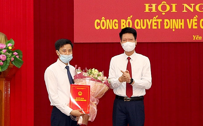 Phó Chủ tịch Thường trực UBND tỉnh Nguyễn Thế Phước trao quyết định cho ông Lê Minh Đức (Ảnh: Báo Yên Bái)