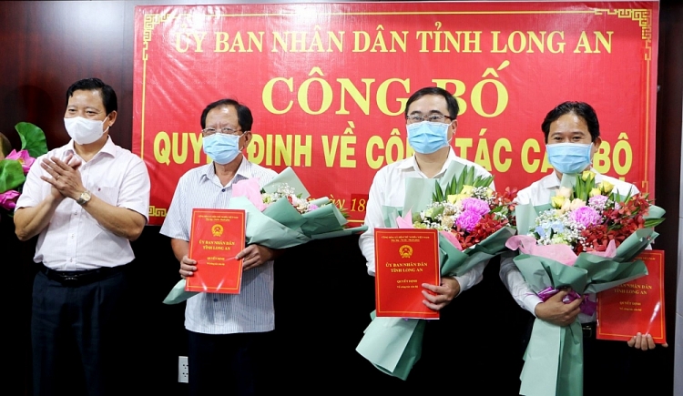 Phó Chủ tịch UBND tỉnh – Phạm Tấn Hòa trao quyết định cho các cán bộ (Ảnh: Báo Long An)