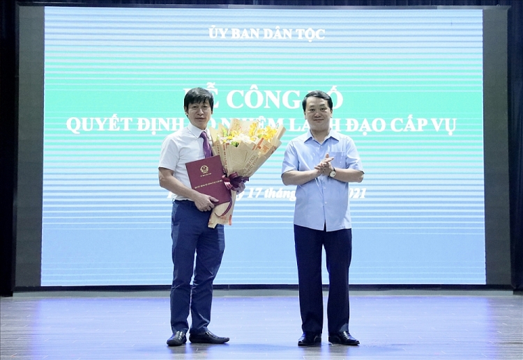 Bộ trưởng, Chủ nhiệm UBDT Hầu A Lềnh trao quyết định bổ nhiệm cho ông Nguyễn Văn Hanh (Ảnh: Báo Dân tộc)