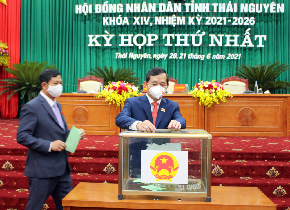 Các đại biểu bỏ phiếu bầu các chức danh lãnh đạo HĐND, UBND tỉnh (Ảnh: Báo Thái Nguyên)