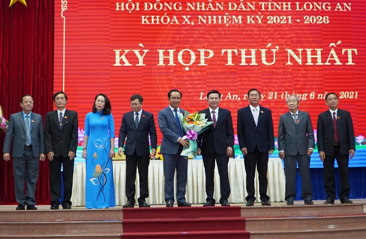Ông Nguyễn Văn Út (người cầm hoa) tái đắc cử Chủ tịch UBND tỉnh Long An (Ảnh: Báo Long An)