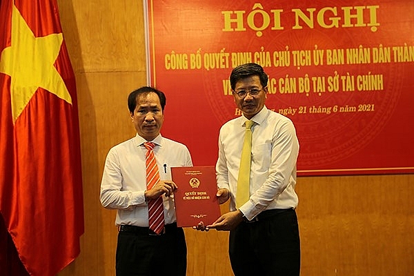 Phó Chủ tịchThường trực UBND thành phố Lê Anh Quân trao quyết định cho ông Hoàng Xuân Minh (Ảnh: Báo Hải Phòng)