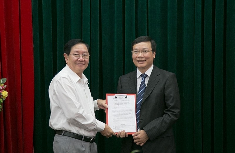 Ông Trương Hải Long (phải) nhận quyết định bổ nhiệm giữ chức Vụ trưởng Vụ Công chức Viên chức năm 2017 (Ảnh: Cổng TTĐT Bộ Nội vụ)
