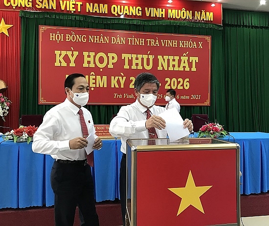 Bí thư Tỉnh ủy Ngô Chí Cường và Phó Bí thư Tỉnh ủy Lâm Minh Đằng bỏ phiếu bầu tại kỳ họp (Ảnh: Cổng TTĐT tỉnh Trà Vinh)