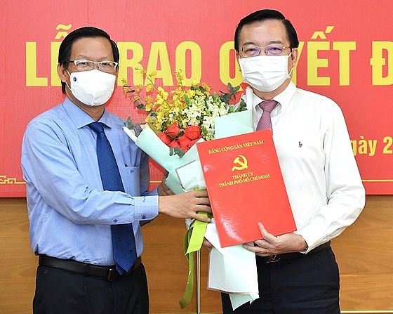 Phó Bí thư Thường trực Thành ủy TP.HCM Phan Văn Mãi trao quyết định cho ông Lê Hồng Sơn (Ảnh: Việt Dũng/SGGP)