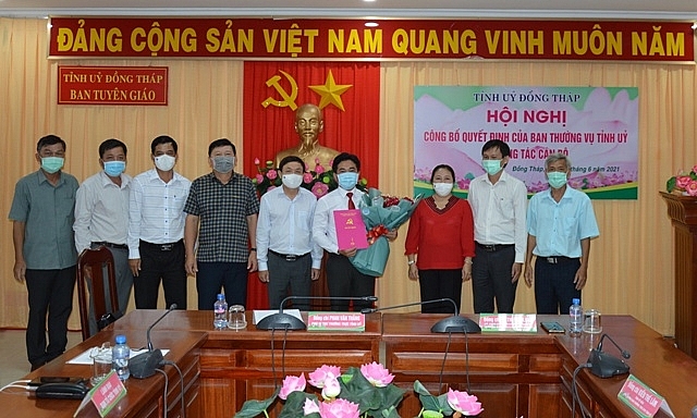 Ông Nguyễn Minh Phú (thứ 6 từ trái sang) nhận quyết định (Ảnh: Báo Đồng Tháp)