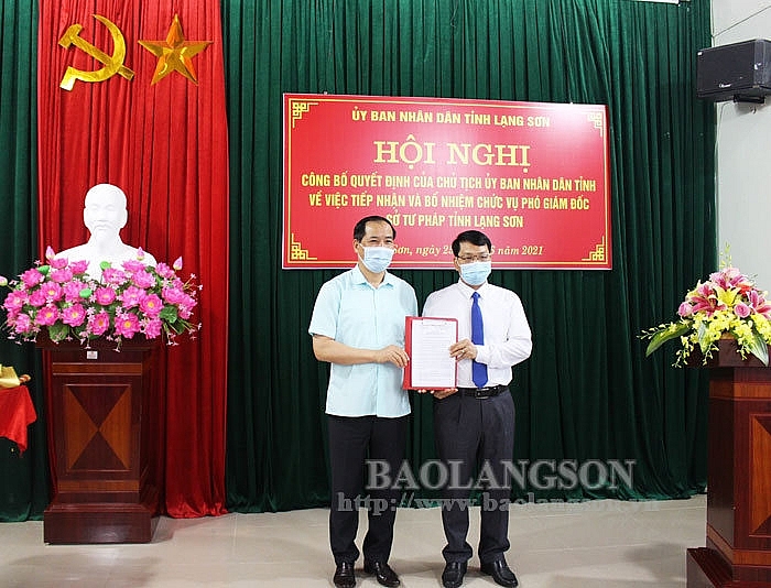 Ông Dương Xuân Huyên, Phó Chủ tịch Thường trực UBND tỉnh trao quyết định bổ nhiệm cho ông Hoàng Văn Hoàn