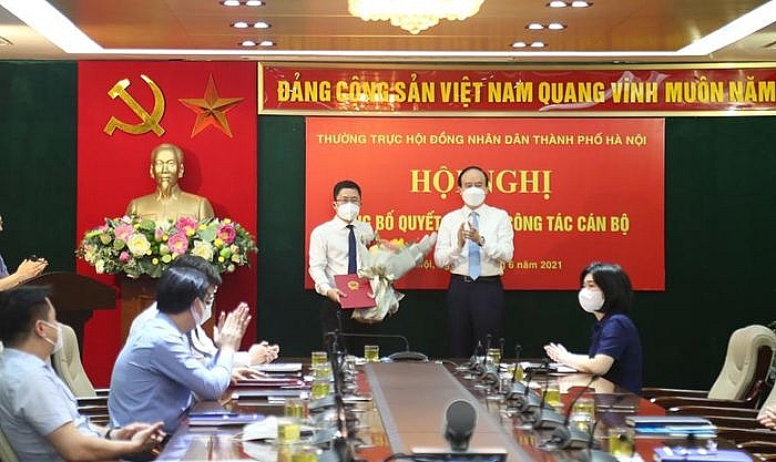 Ông Nguyễn Khánh Long (trái) nhận quyết định (Ảnh: Hanoimoi)