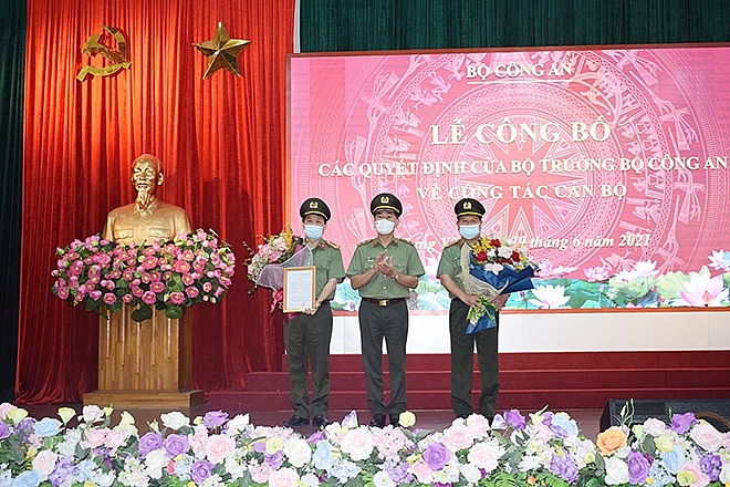 Thứ trưởng Trần Quốc Tỏ trao quyết định và chúc mừng Đại tá Phạm Đăng Khoa, Đại tá Phạm Văn Đôn (Ảnh: CAND)
