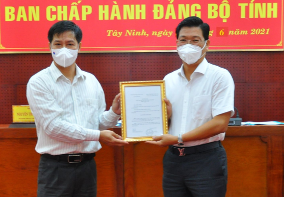Bí thư Tỉnh ủy Tây Ninh Nguyễn Thành Tâm (trái) trao quyết định cho ông Nguyễn Mạnh Hùng (Ảnh: Báo Tây Ninh)