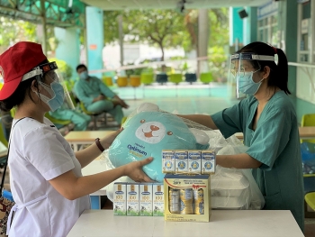 Vinamilk gửi tặng sữa và nhiều phần quà yêu thương đến với các "chiến binh nhí" tại Bệnh viện Trưng Vương