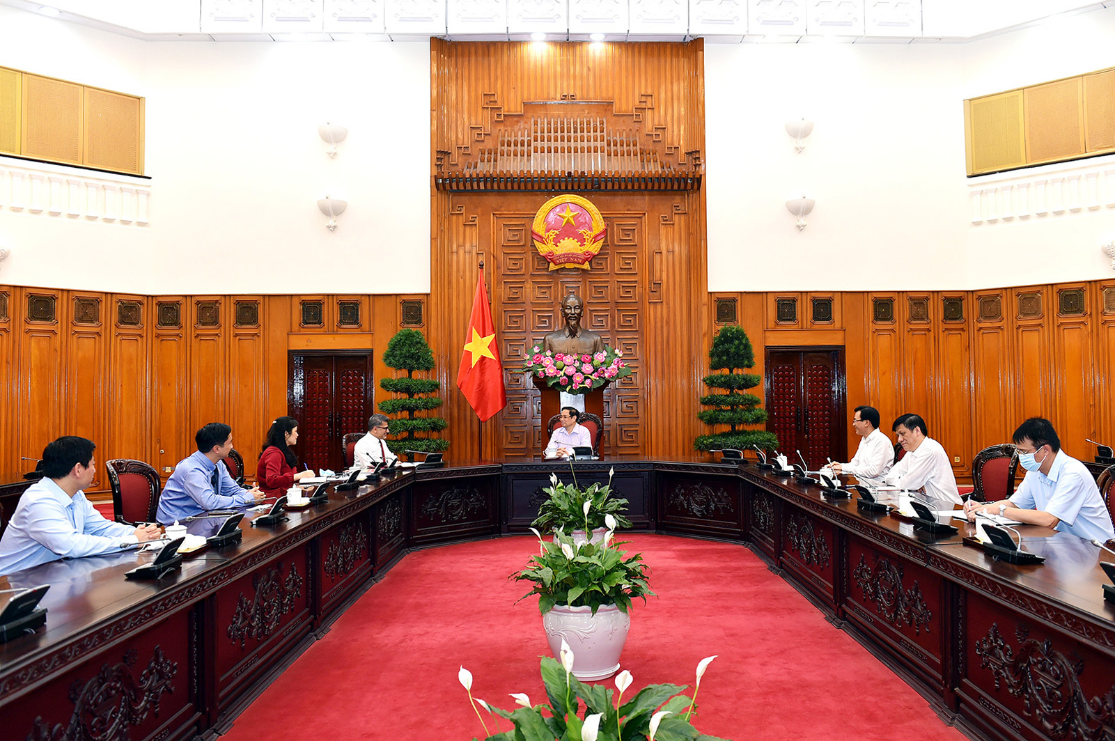 Thủ tướng đề nghị Astra Zeneca chuyển cho Việt Nam 10 triệu liều vaccine