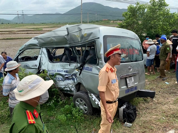 tau hoa tong bep o to 16 cho o binh thuan 3 nguoi chet