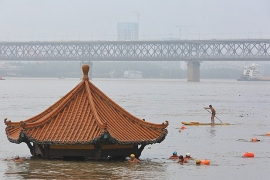 Hồ nước ngọt lớn nhất Trung Quốc vượt đỉnh đại hồng thuỷ, đe doạ hơn 5 triệu người