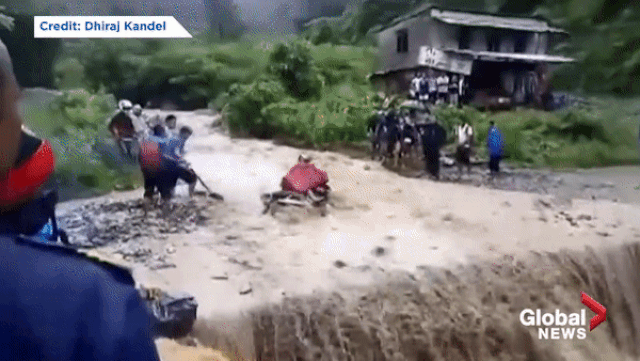 clip thot tim khoanh khac nuoc lu cuon troi ca nguoi lan xe may