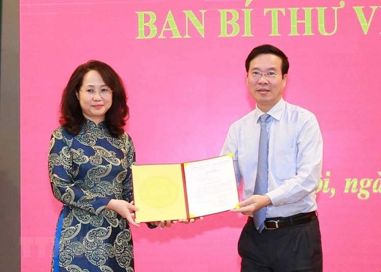 Ông Võ Văn Thưởng trao quyết định bổ nhiệm cho bà Lâm Thị Phương Thanh (Ảnh: TTXVN)