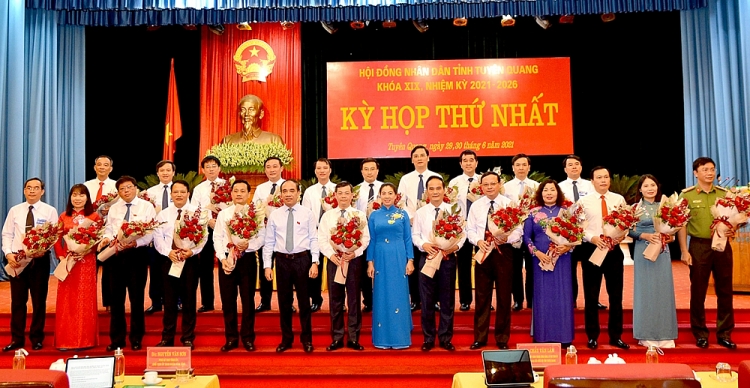 Thường trực Tỉnh ủy tặng hoa chúc mừng lãnh đạo UBND tỉnh và các thành viên UBND tỉnh (Ảnh: Báo Tuyên Quang)