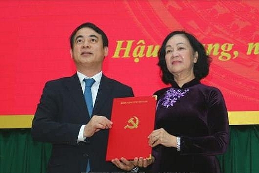 Bà Trương Thị Mai trao quyết định và chúc mừng ông Nghiêm Xuân Thành (Ảnh: VGP)